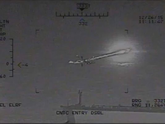 Mỹ công bố hình ảnh Iran phóng rocket ở Eo biển Hormuz ảnh 1